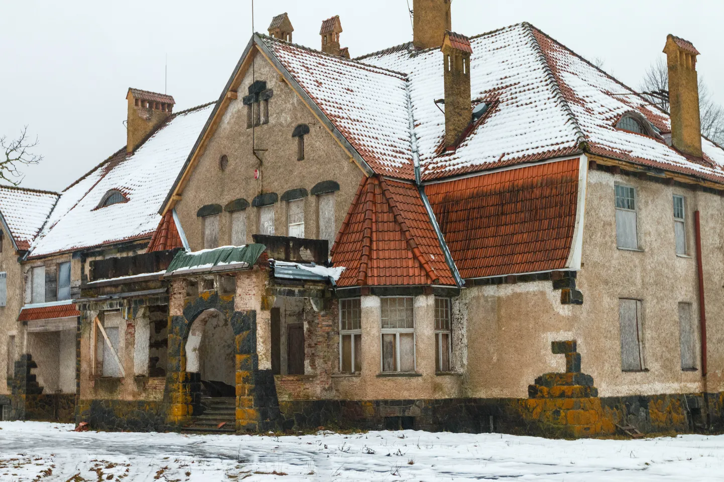 Esialgu tühjalt seisval Holdre lossil on taas õhus lootus uuele elule, sest omanik plaanib toetuse abil korrastustöid jätkata. Viimati tehti muinsuskaitseameti raha toel eelmiste jõulude paiku väikseid välitöid ja viimaseid katuse korrastusi.