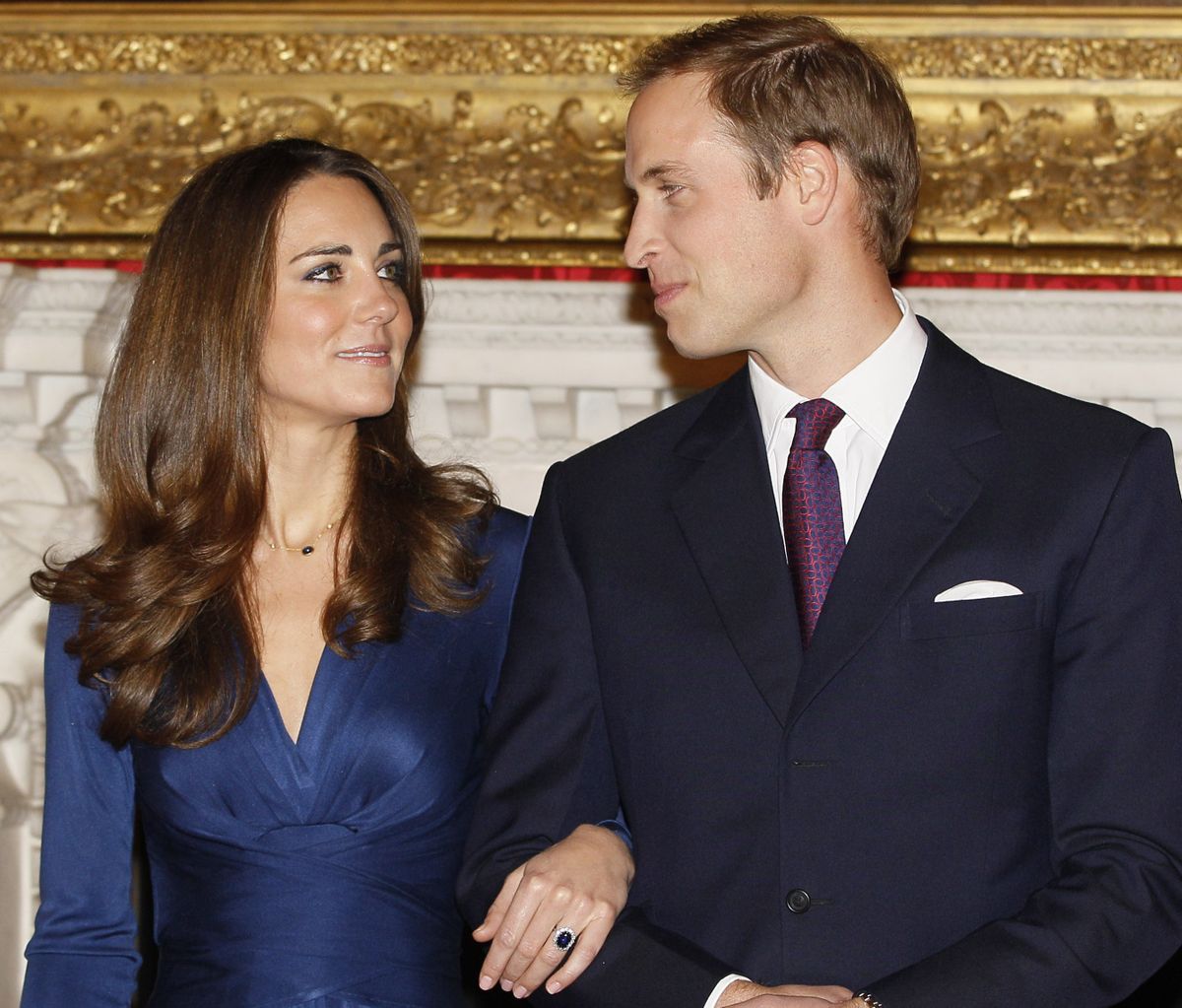 Lielbritānijas princis Viljams un viņa līgava Keita Midltone 2010. gada 16. novembrī oficiāli paziņo par saderināšanos. Pāris pozē medijiem Svētā Džeimsa pilī Londonā. 