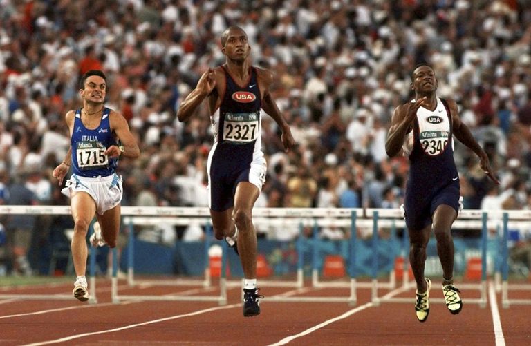 Pilt 1996. aasta Atlanta olümpiamängude 400 m tõkkejooksu finaalist. Keskel läheneb finišile kulla saanud Derrick Adkins, paremal pronksimees Calvin Davis ning vasakul kuuenda kohaga leppinud itaallane Fabrizio Mori.
