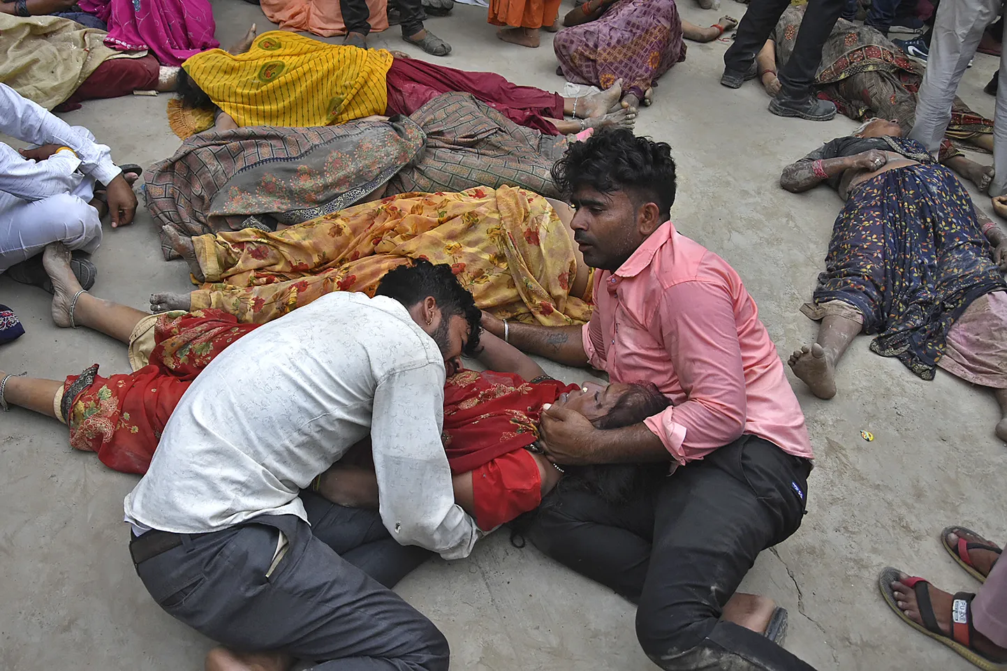 Põhja-Indias sai hindu usupühade rüseluses surma vähemalt 107 inimest.