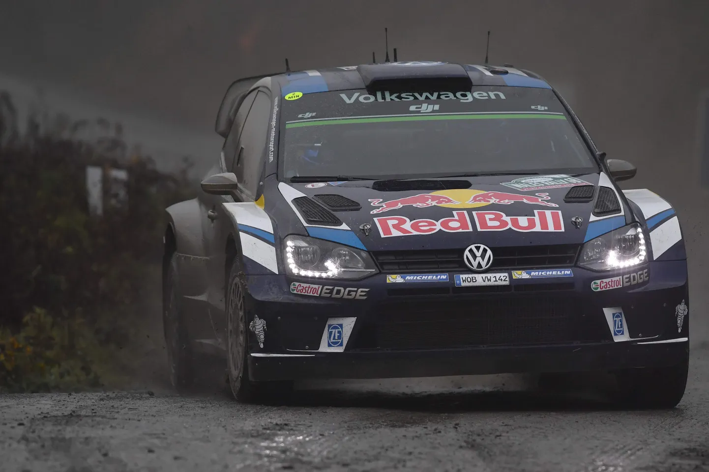 Sebastien Ogier Volkswageni rallimasina roolis.