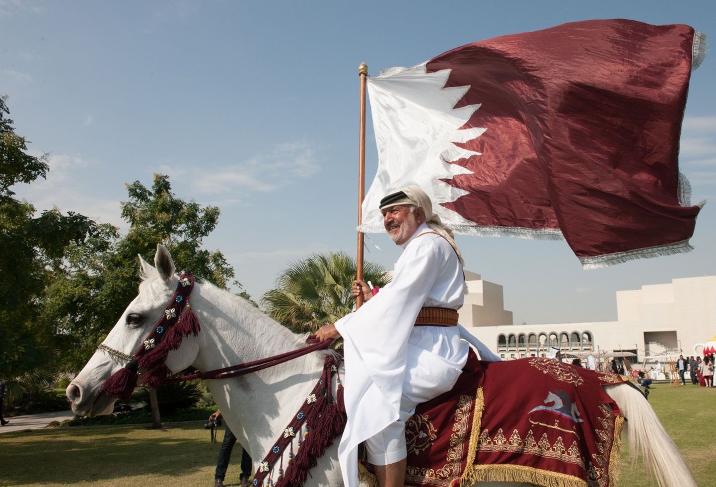 Mees Katari lipuga. Foto on illustratiivne.