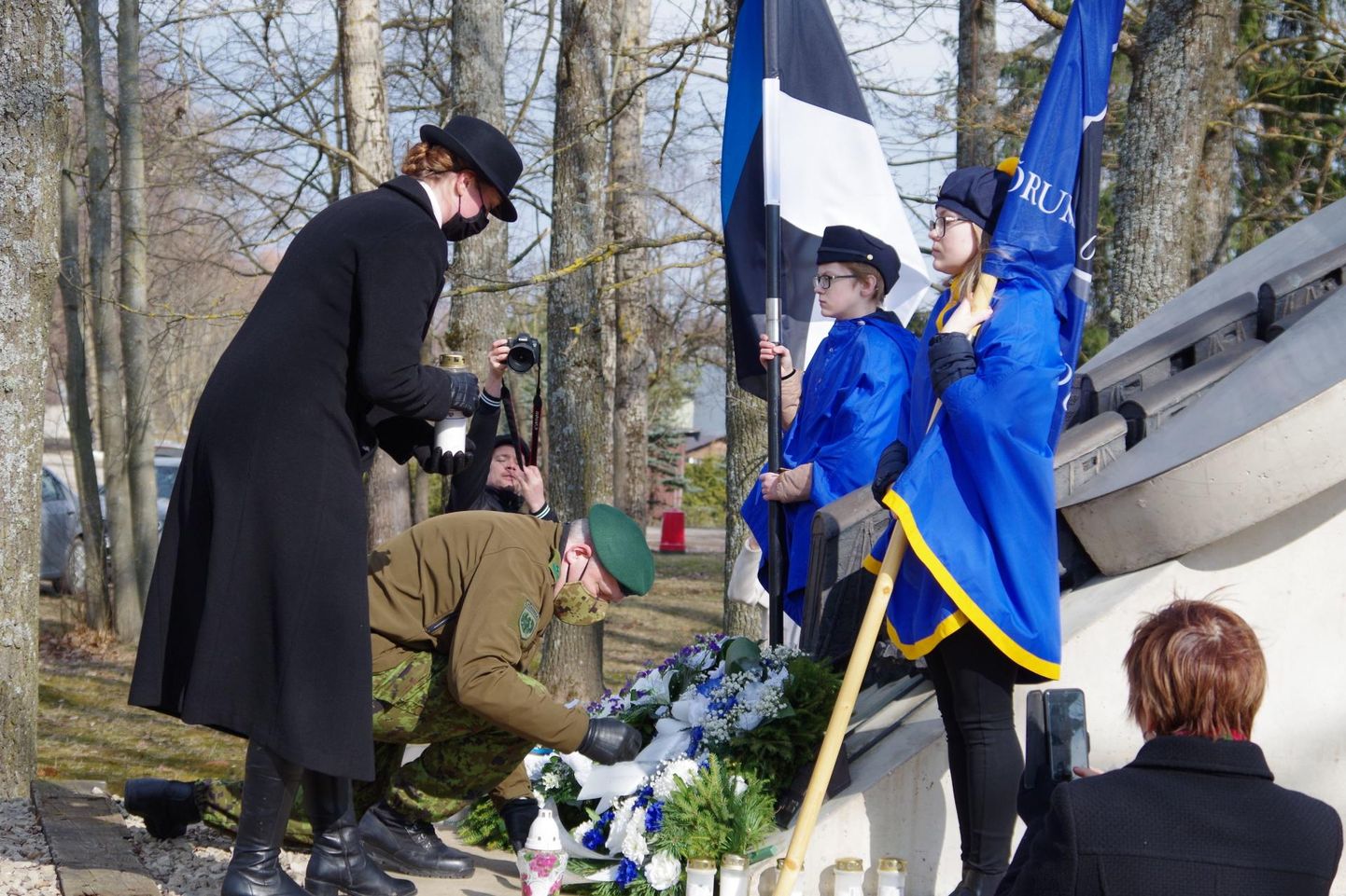 Võru vaksali memoriaalis meenutati küüditamisohvreid. FOTO: Arved Breidaks/Lõuna-eesti Postimees