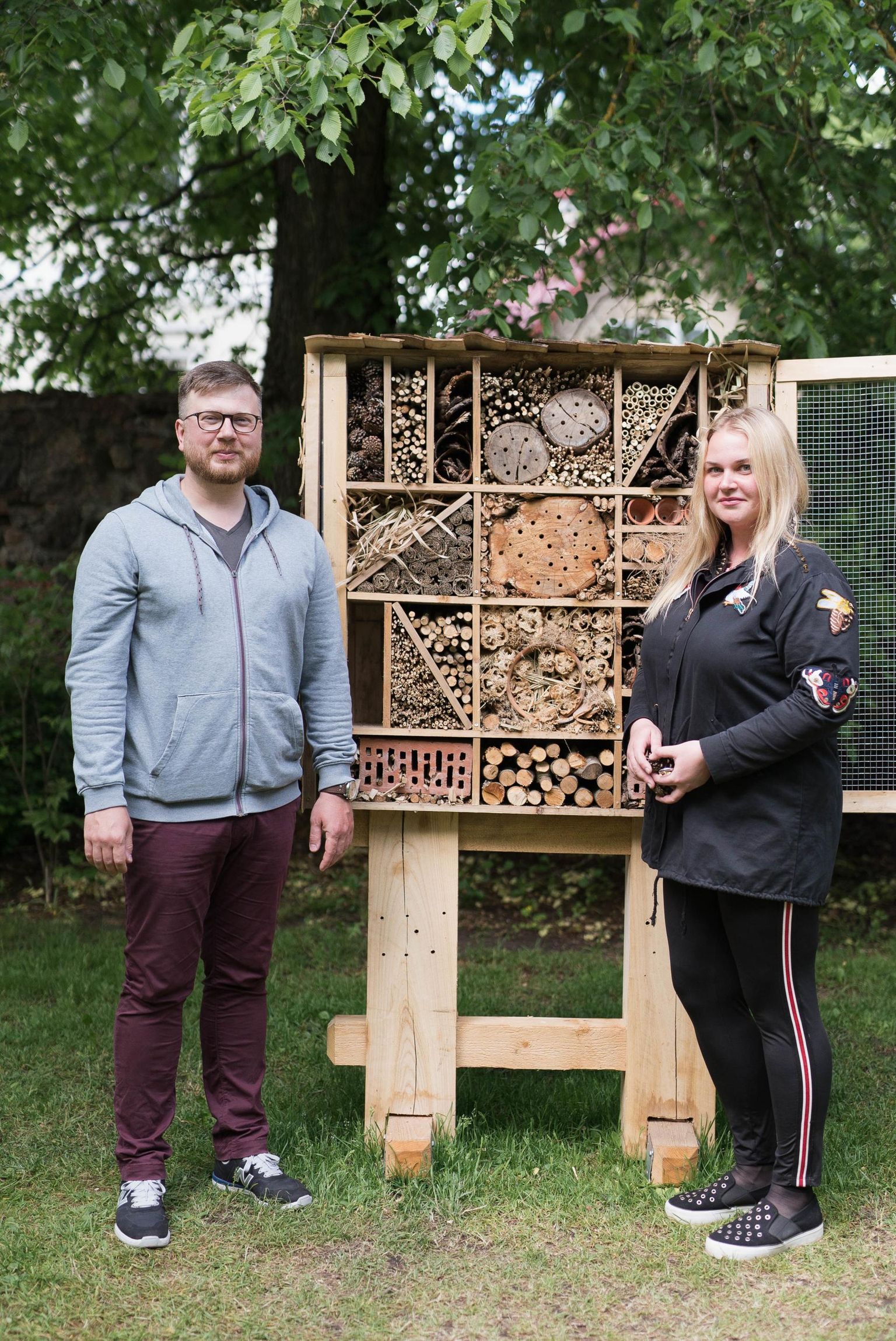 Botaanikaaia kuraator Andro Truuverk ja aednik Žanna Polit­sinski loodavad suve jooksul putukahotelli kliendid leida.