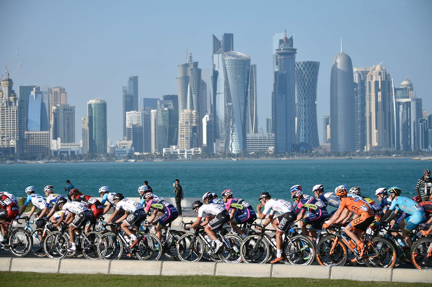 Katari veloturr, taustaks vaade Dohale