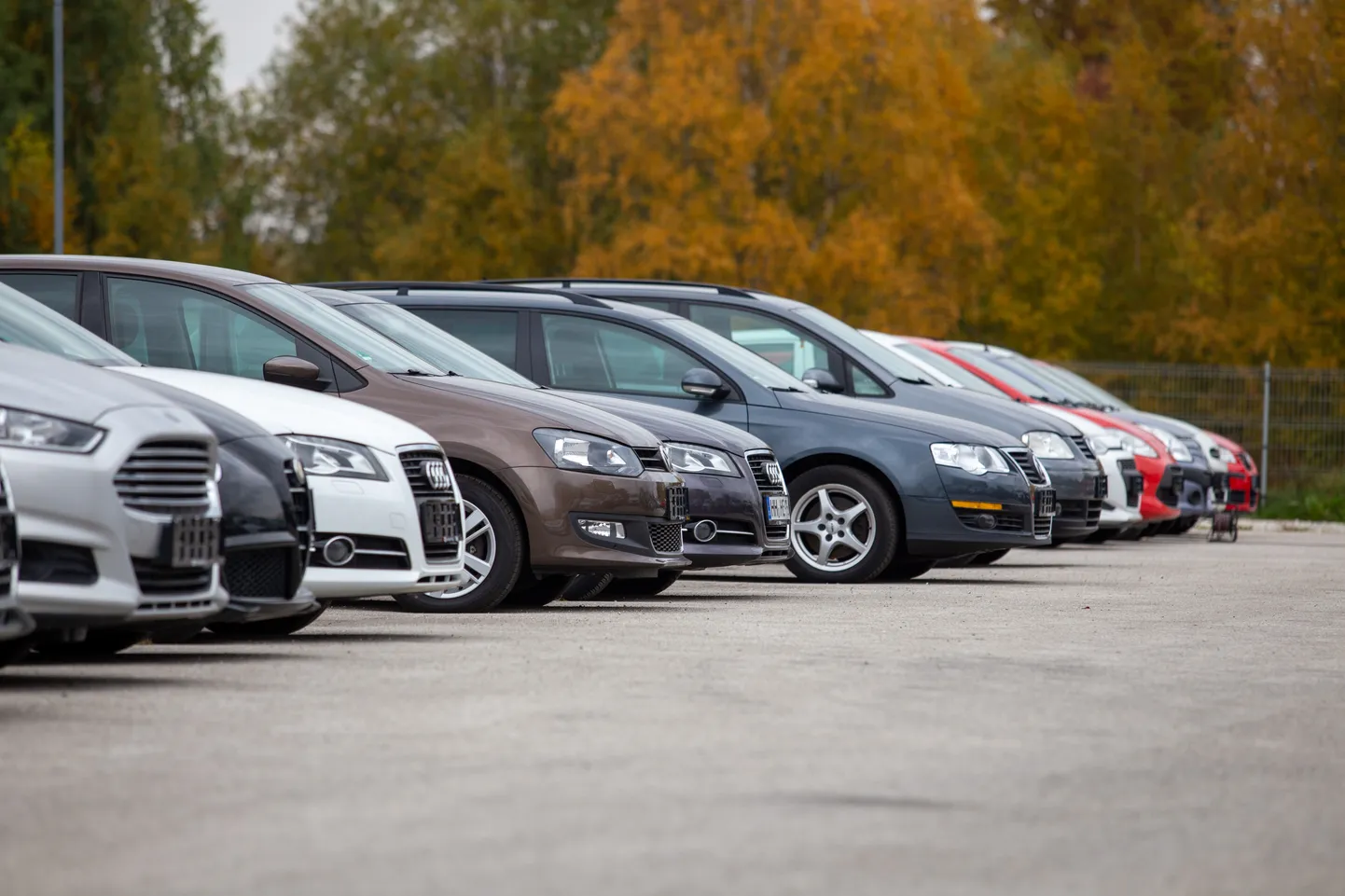 Площадка по продаже подержанных автомобилей.