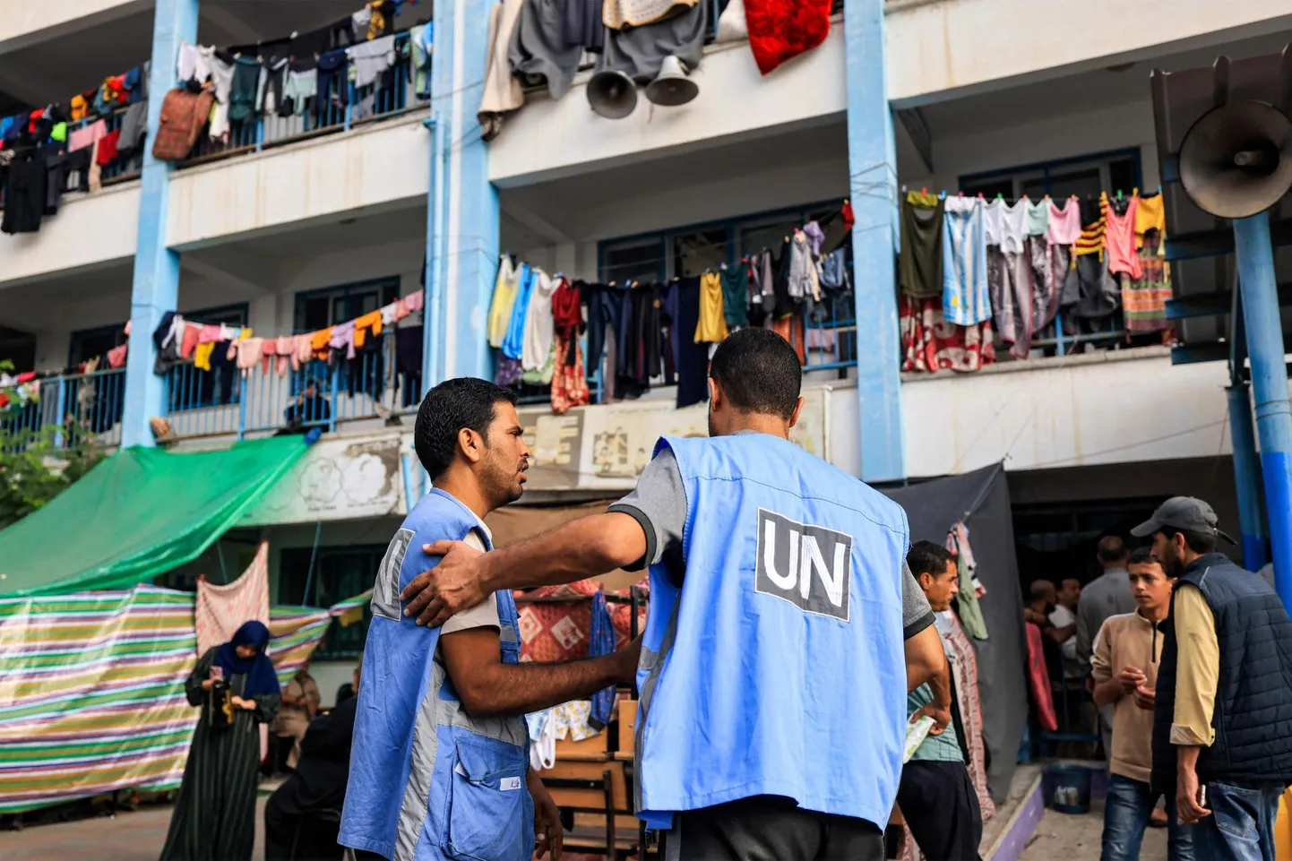Gaza lõunaosas Khan Younises asuv koolimaja pakub varjupaika Iisraeli rünnakute eest evakueerunud gazalastele. Iisrael süüdistab ÜRO egiidi all tegutsevat organisatsiooni aga kallutatuses.