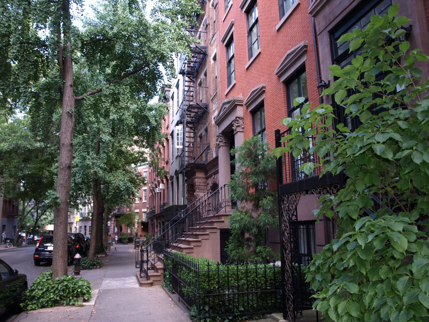Tüüpiline Greenwich Village: punastest tellistest fassaadiga kolme-neljakorruselised eramud tihedalt reas, kitsaste tänavate ääres kõrgumas lehtpuud. See polekski nagu New York, ega ju?
