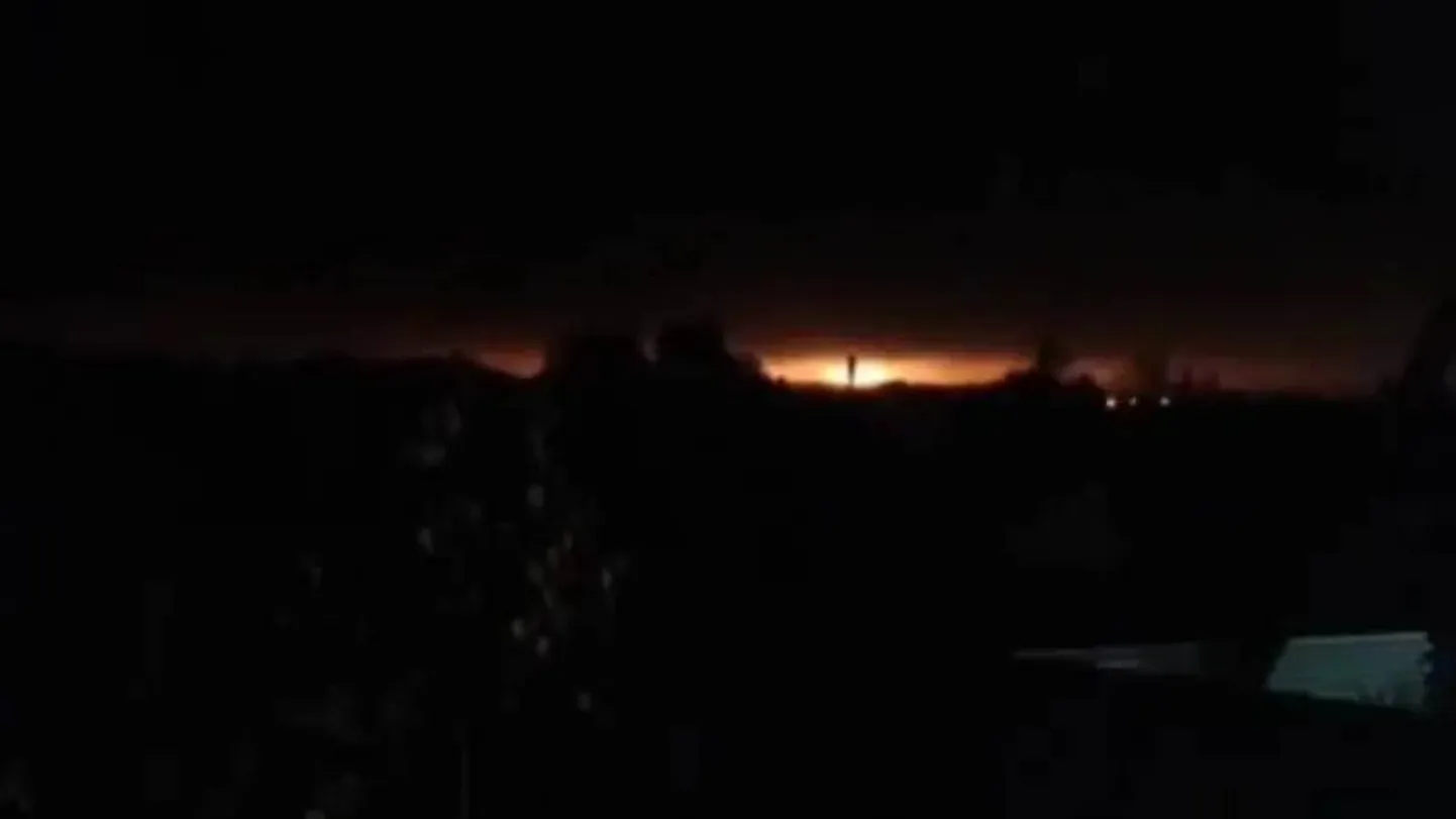 Кадр из одного из распространяемых в соцсетях видео, на котором, как утверждается, запечатлен возникший от взрыва боеприпасов пожар.