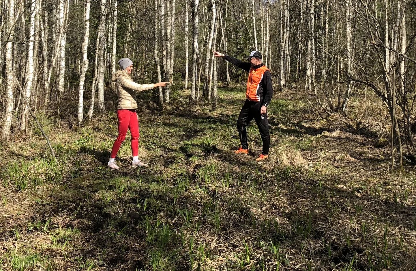 Naiste esikohakandidaat Liina Tšernov ja rajameister Einar Kaigas tutvusid 28. aprillil järvejooksu rajaga.