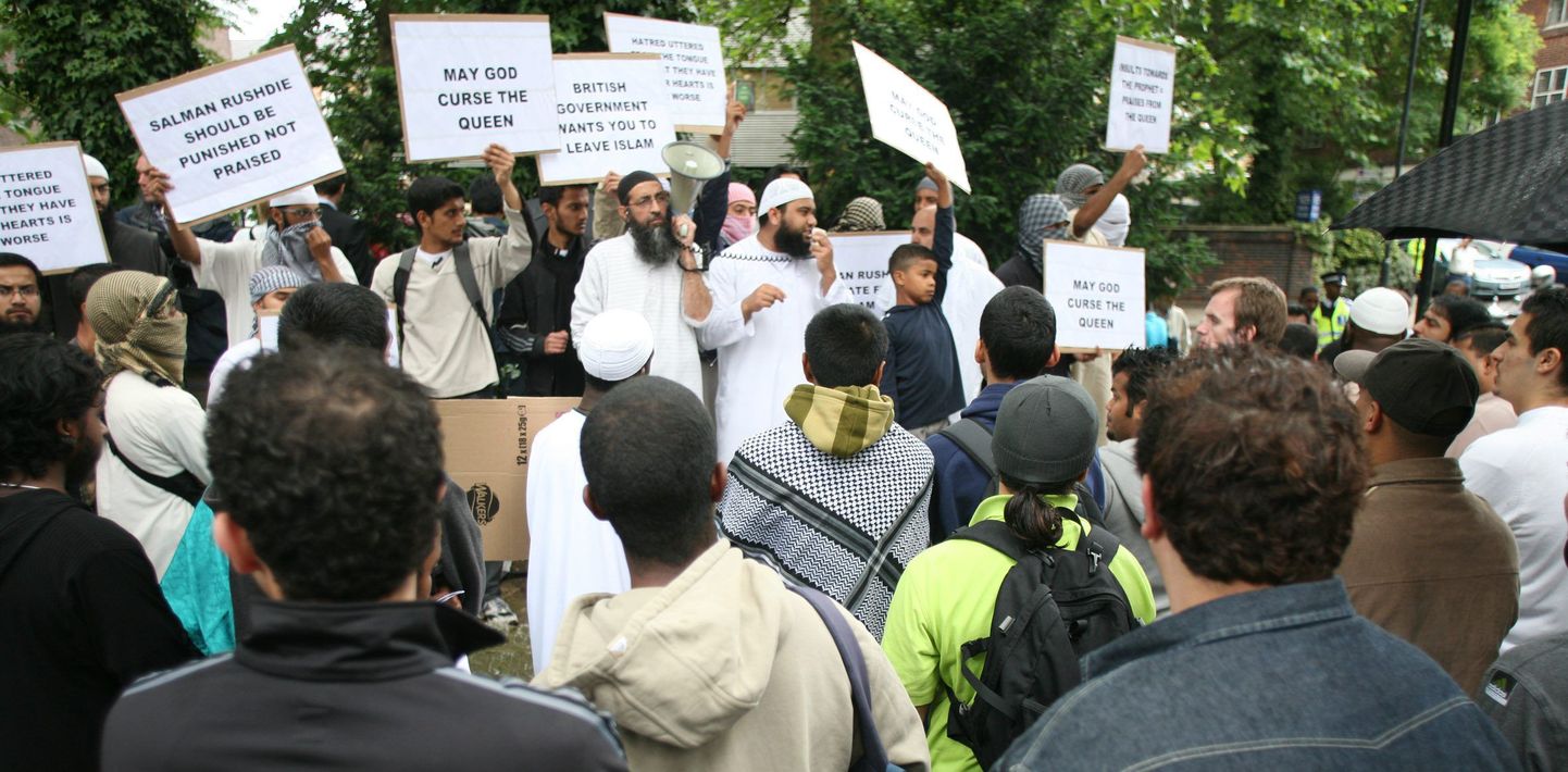 Londoni mošee ees toimuv äärmuslike moslemite meeleavaldus Salman Rushdie vastu.