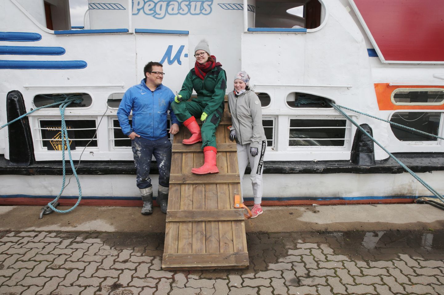 Pegasuse kapten Rainer Napits (vasakul), reisisaatja Lisette Kabel ja tüürimees Stella Siilak hooldavad jõelaeva igal kevadel, nagu ka sel esmaspäeval.