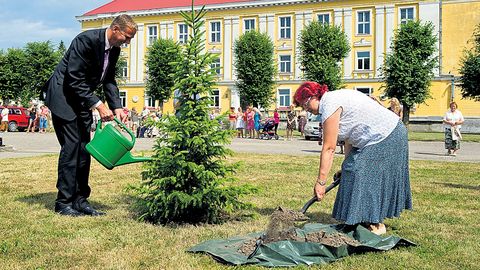SAARTE HÄÄL 15 AASTAT TAGASI ⟩ Orissaare vald sai 20. juubeli puhul jõulupuu