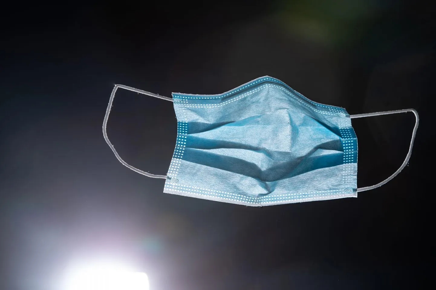 Kui paljud kandsid hiljuti maski või kummikindaid avalikes ja rahvarohketes kohtades päeval, kui Eestis tuvastati üle 50 uue koroonaviirusega nakatun, küsib ajakirjanik Siim Saavik.