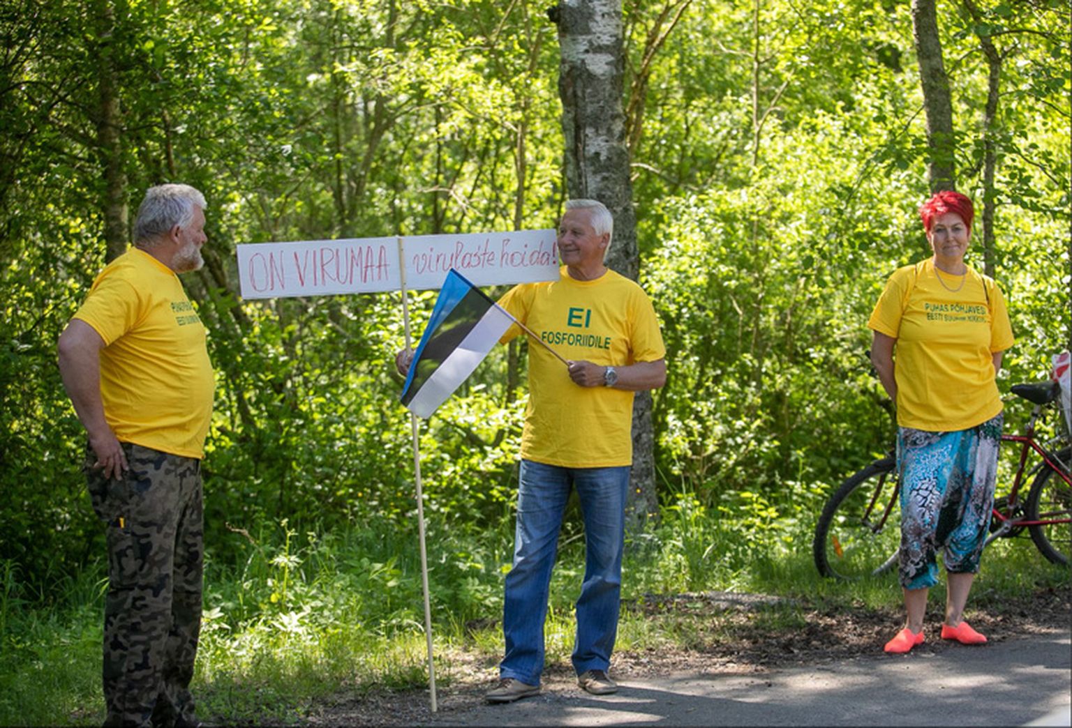 Демонстранты в желтых футболках выражали свое противостояние и планам государственной геологической службы изучать фосфориты в Вирумаа.