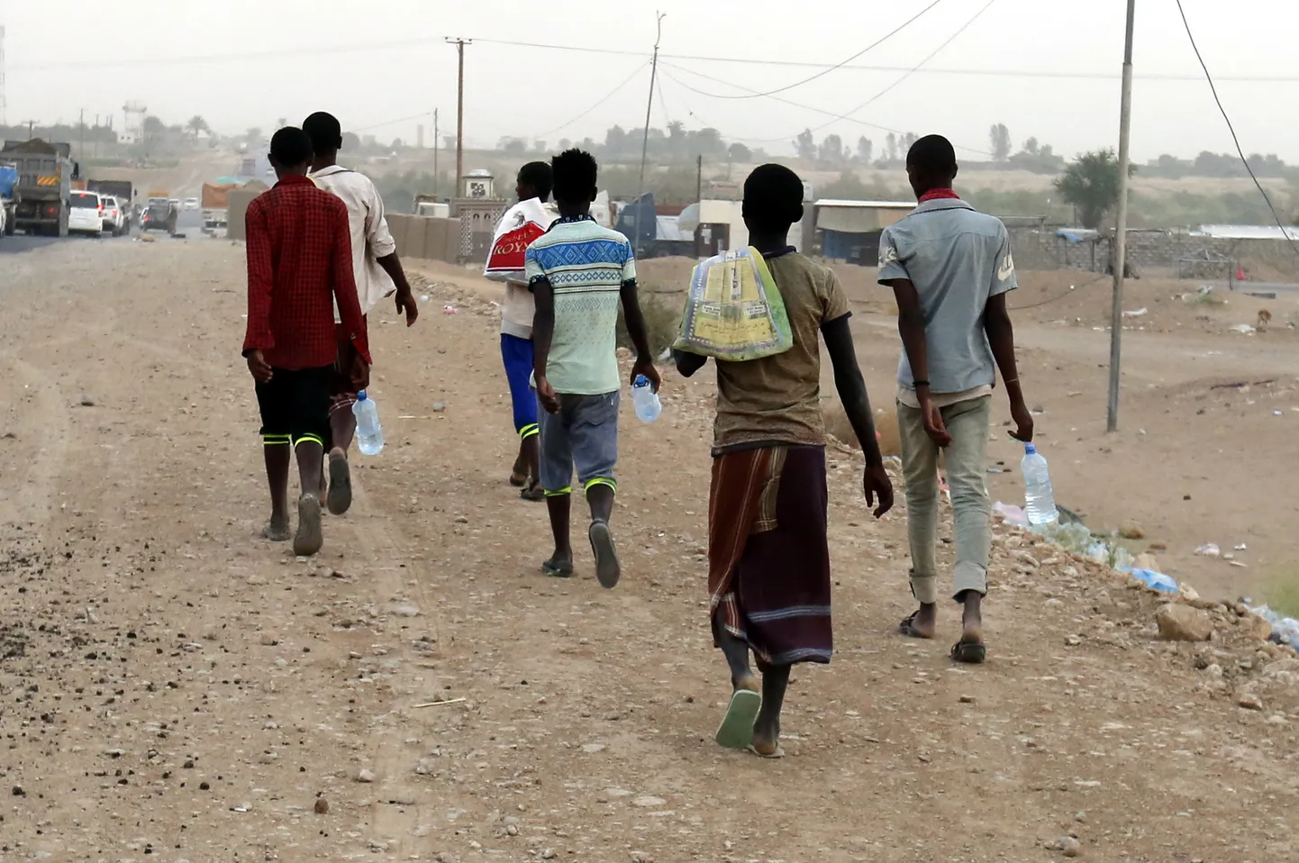 Aafrikast pärit sisserändajad liikumas jalgsi Jeemenis Shabwa provintsis tänavu augustis.