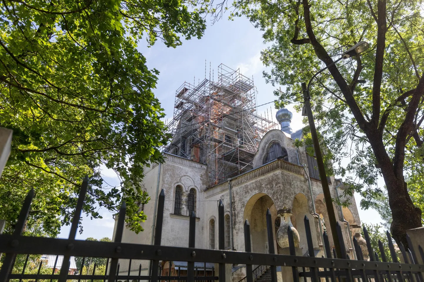 Peaaegu 110 aastat tagasi Karlovasse kerkinud pühakoja katusele jääb osa tellinguid ootama järgmise aasta töö tegijaid.