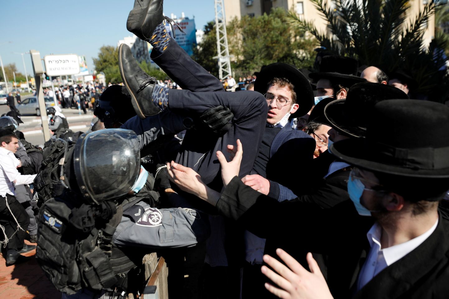Ultraortodoksālā jūdaisma sekotāji svētdien iesaistījušies sadursmēs ar Izraēlas policiju, kas, nobloķēja piekļuvi reliģiskajai skolai Ašdodā.