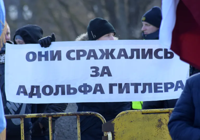 Пикет против чествования легионеров SS
