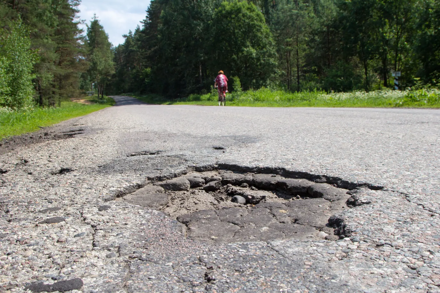 Valga linnast välja viiv Võru tänav, mis läheb üle Valga-Võru maanteeks, on teeauke täis.