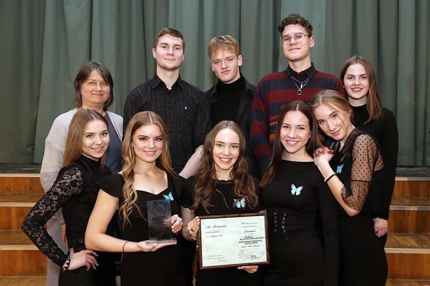 Laulsid end jälle esimeseks: ansamblisse Kultra kuuluvad Sandra Elisee Juhkam (esireas vasakult), Helina Viigand, Lisette Taube, Laura Ojasaar, Maria Eliisabet Avamere, Mia-Maria Männi (taga paremalt), Kristjan Orumägi, Karl-Mathias Saarse, Kasper Koiduste, Tea Saar (juhendaja). Pildilt puudub Kärt Rannik.