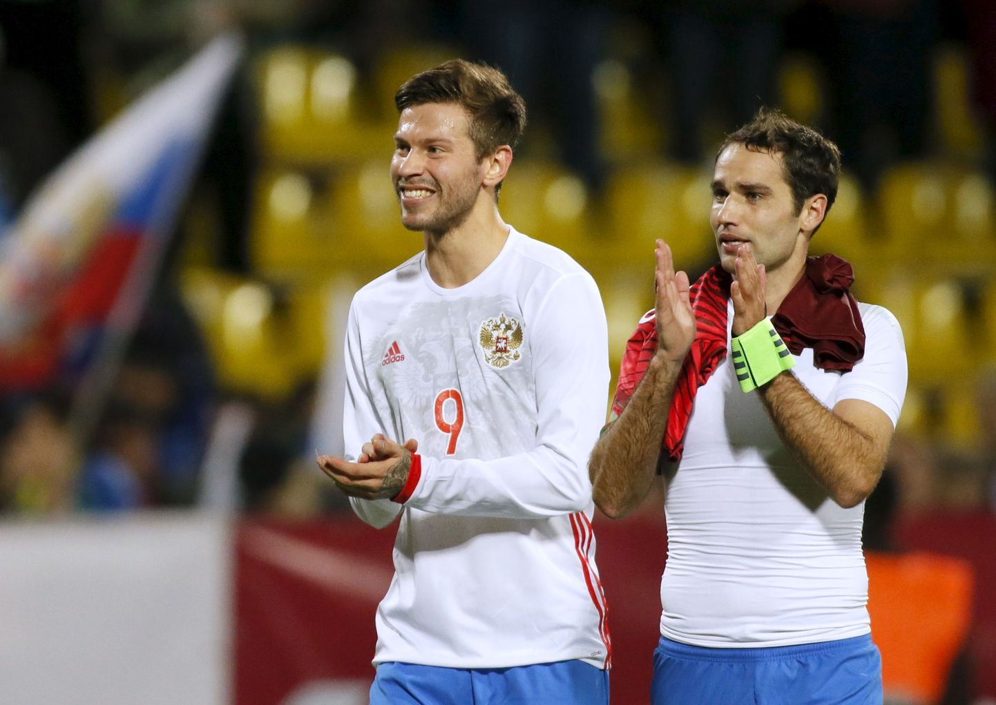 Федор Смолов (слева) и Роман Широков в матче за сборную России.