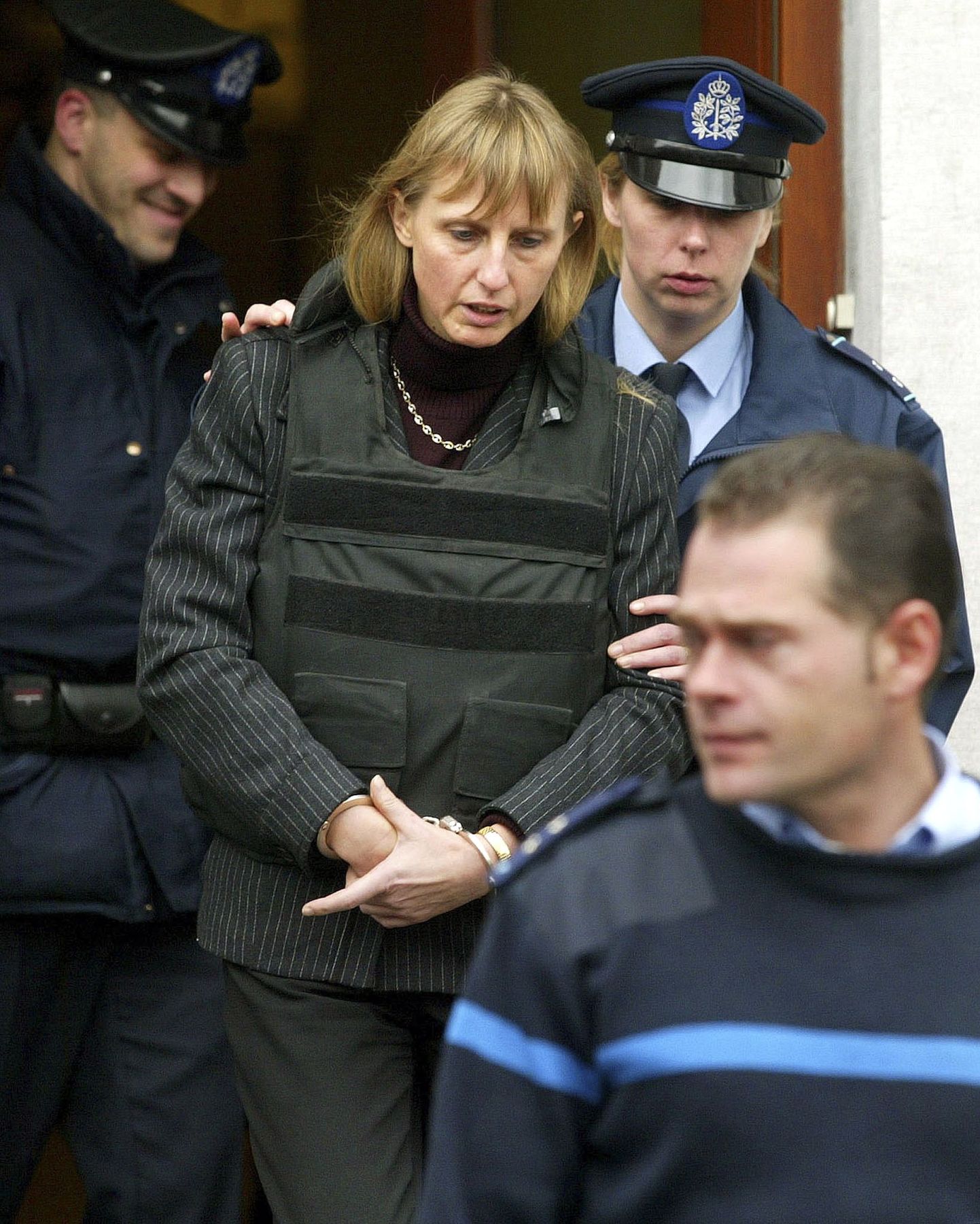 Michelle Martin Neufchateau kohtumaja uksel koos politseinikega aastal 2002.