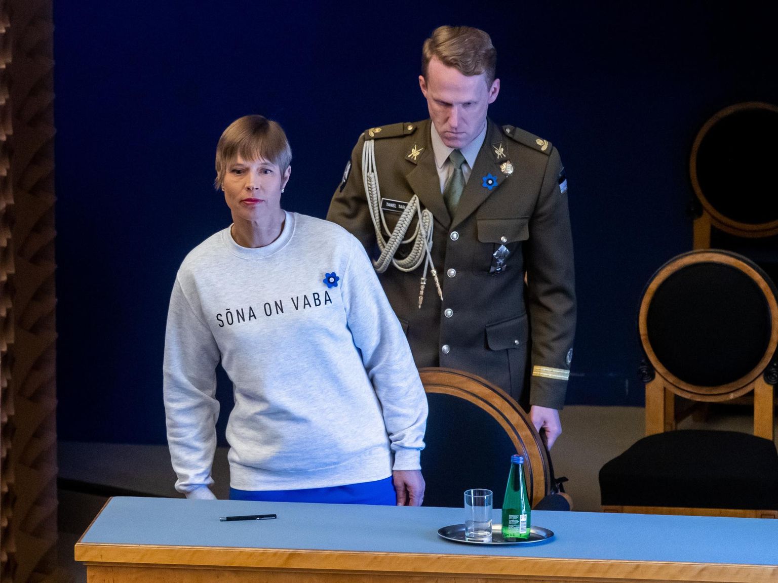 Kes otsustab, millised avalikud väljaütlemised arvatakse kuritegelikuks, millised mitte. Pildil president Kersti Kaljulaid sõnavabadust rõhutava pusaga Riigikogus.