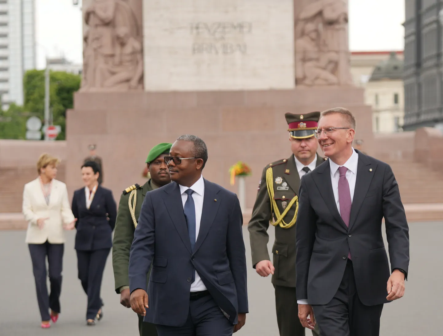 Valsts prezidents Edgars Rinkēvičs (no labās) un Gvinejas-Bisavas prezidents Umaro Sisoko Embalo piedalās svinīgajā ziedu nolikšanas ceremonijā pie Brīvības pieminekļa.