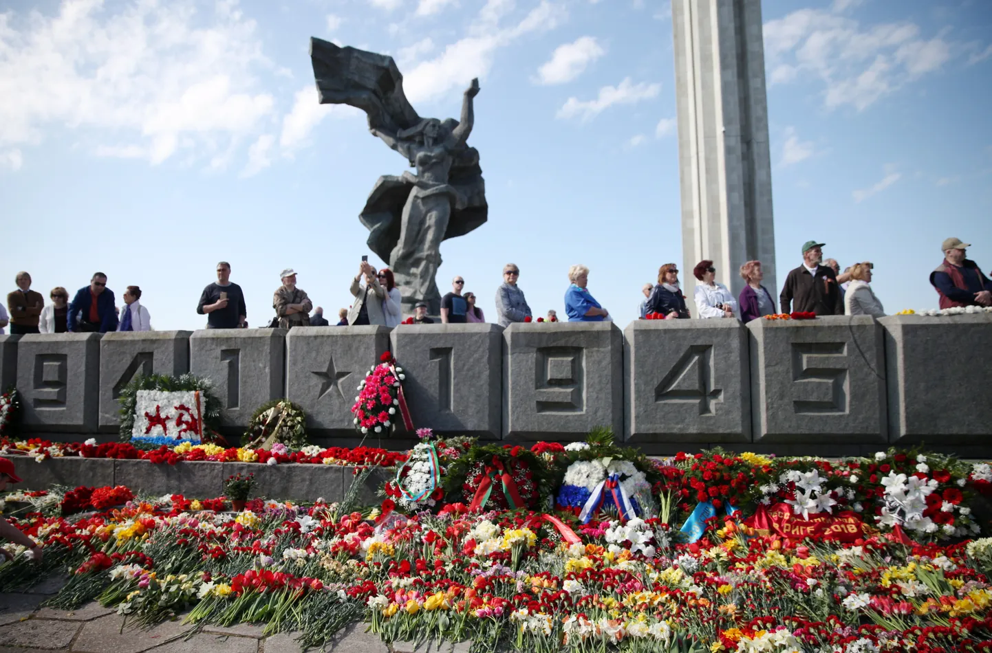 Празднование 9 мая в парке Победы в Риге