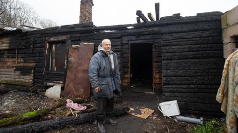 Мужчина живет в сгоревшем доме, но не жалуется