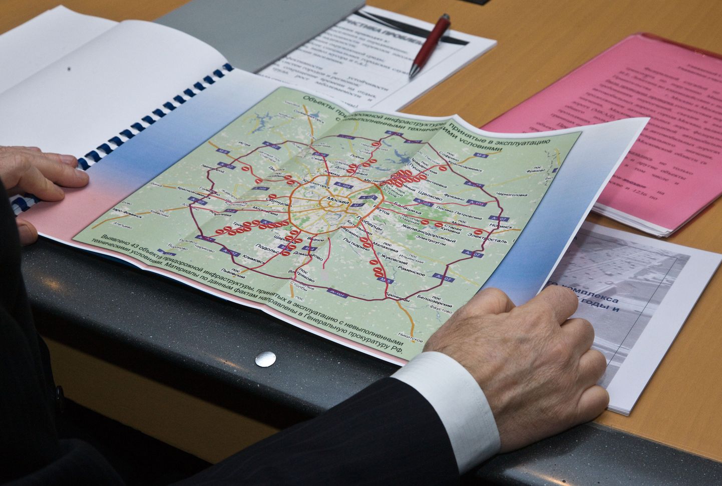 Ametnik uurib kaarti, millel on Moskvat ümbritsev teedevõrgustik.