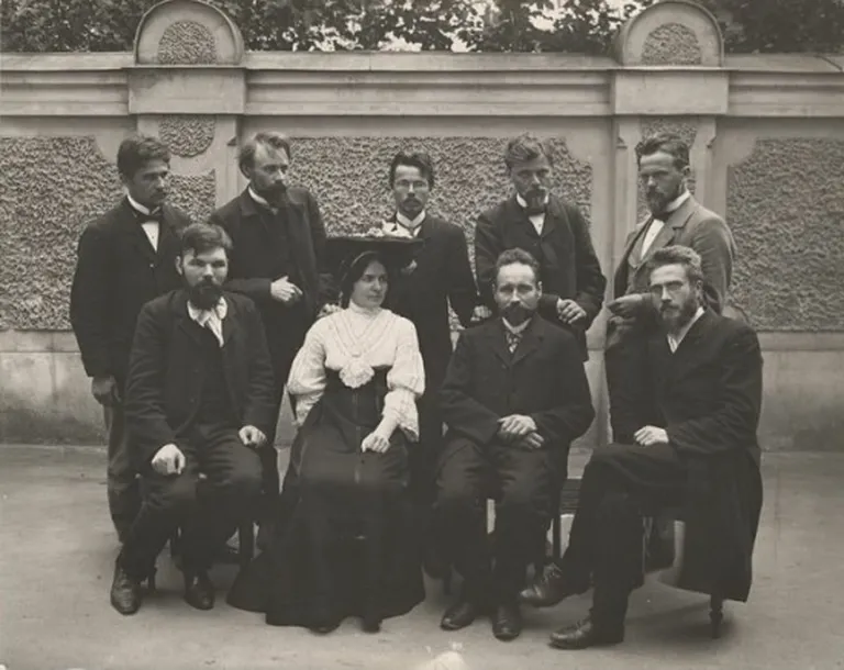 "Dzelmes" dekadentu grupas rakstnieki 1906. gadā. No kreisās sēž: Kārlis Jēkabsons, Zemgaliešu Biruta, Augusts Baltpurviņš, Eduards Cālītis. No kreisās stāv: Kārlis Štrāls, Jānis Akuraters, Kārlis Krūza, Kārlis Skalbe, Jānis Jaunsudrabiņš.