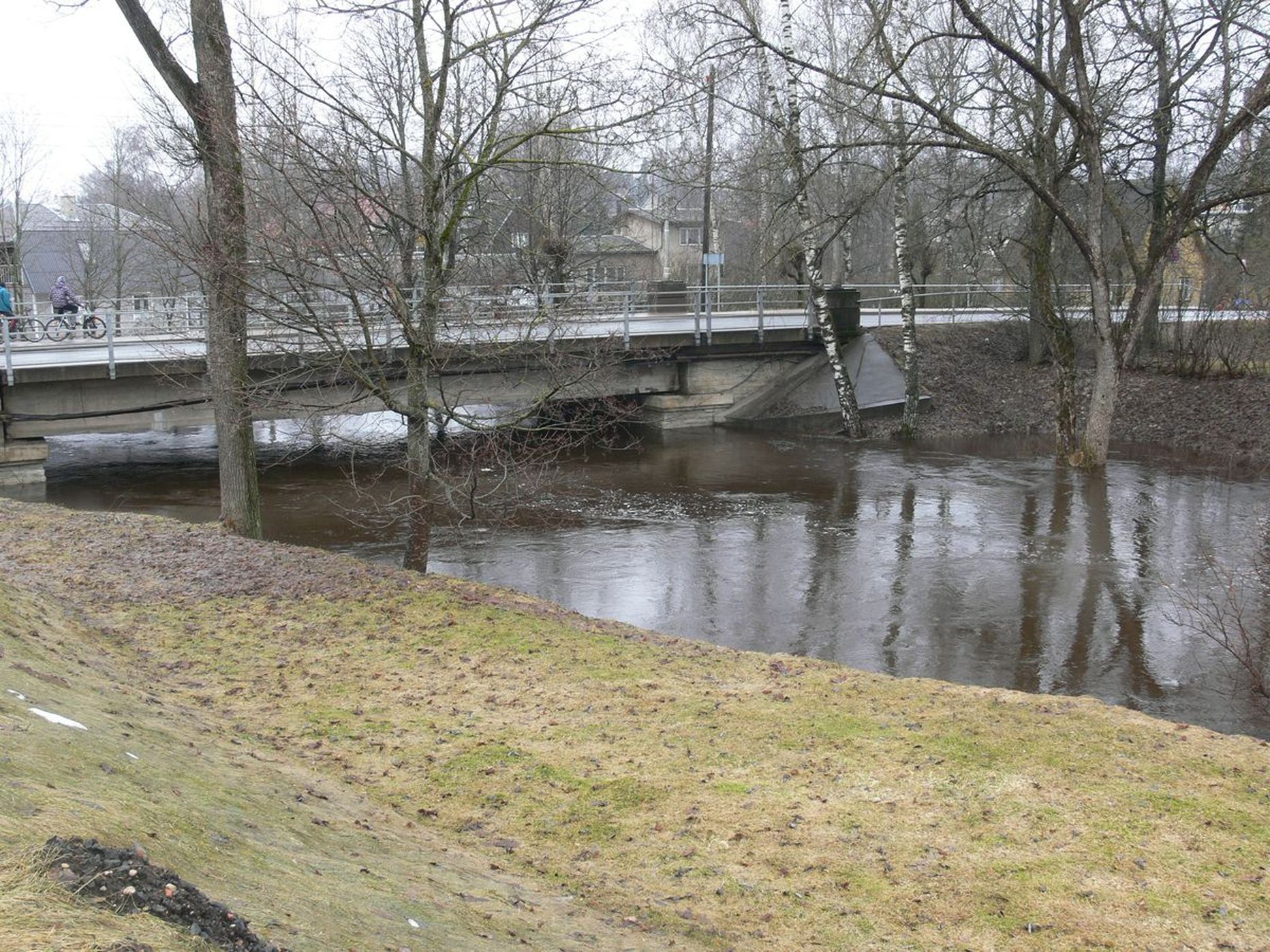 Suurvesi Tõrva linnas Õhne jõel Viljandi tänava silla juures.
