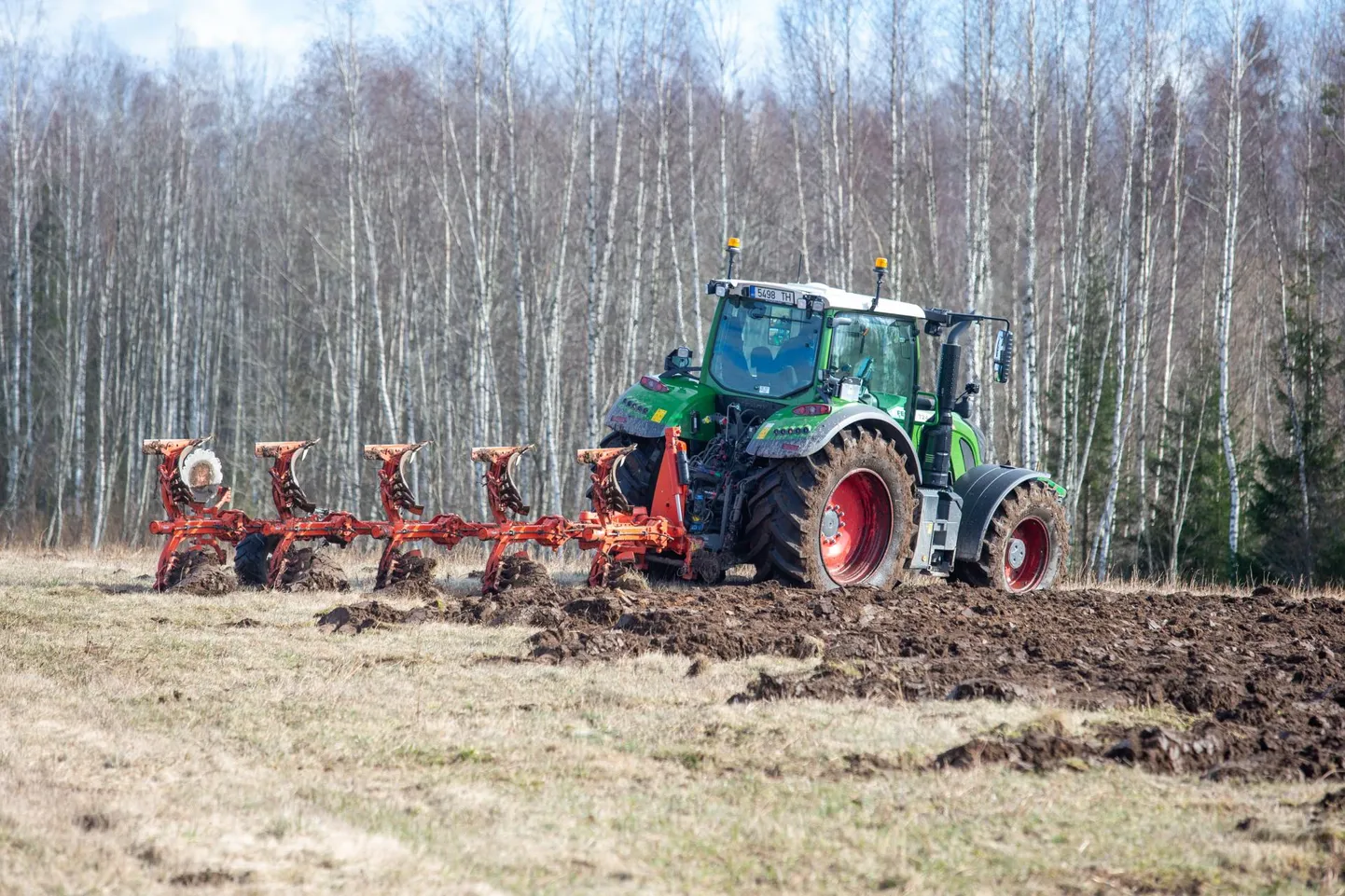 Mullu käis kevade esimesel päeval osadel põldudel juba kevadkülv, tänavu tuleb veel masinate põllule laskmisega oodata.