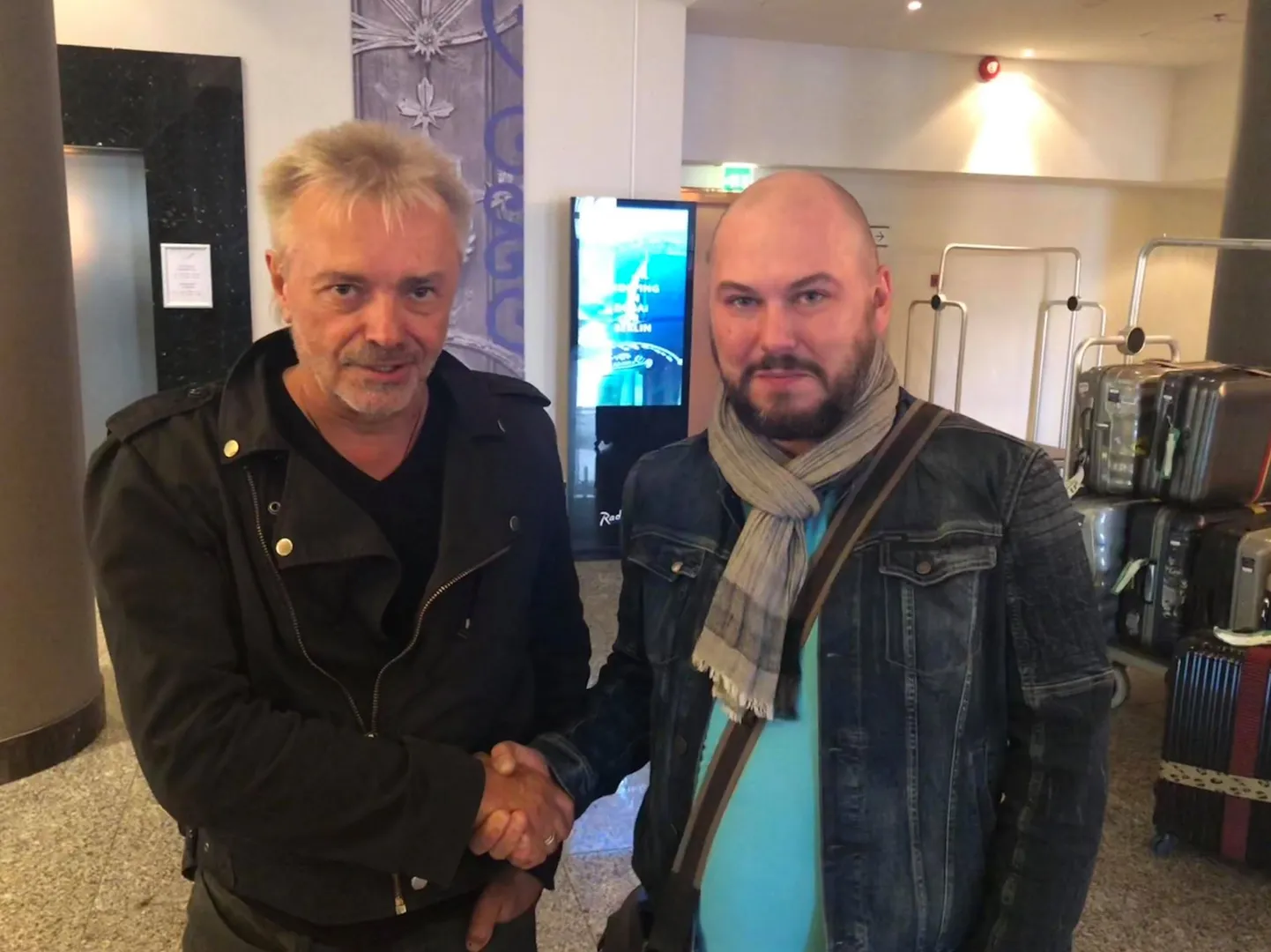 Константин Кинчев с организатором таллиннского концерта