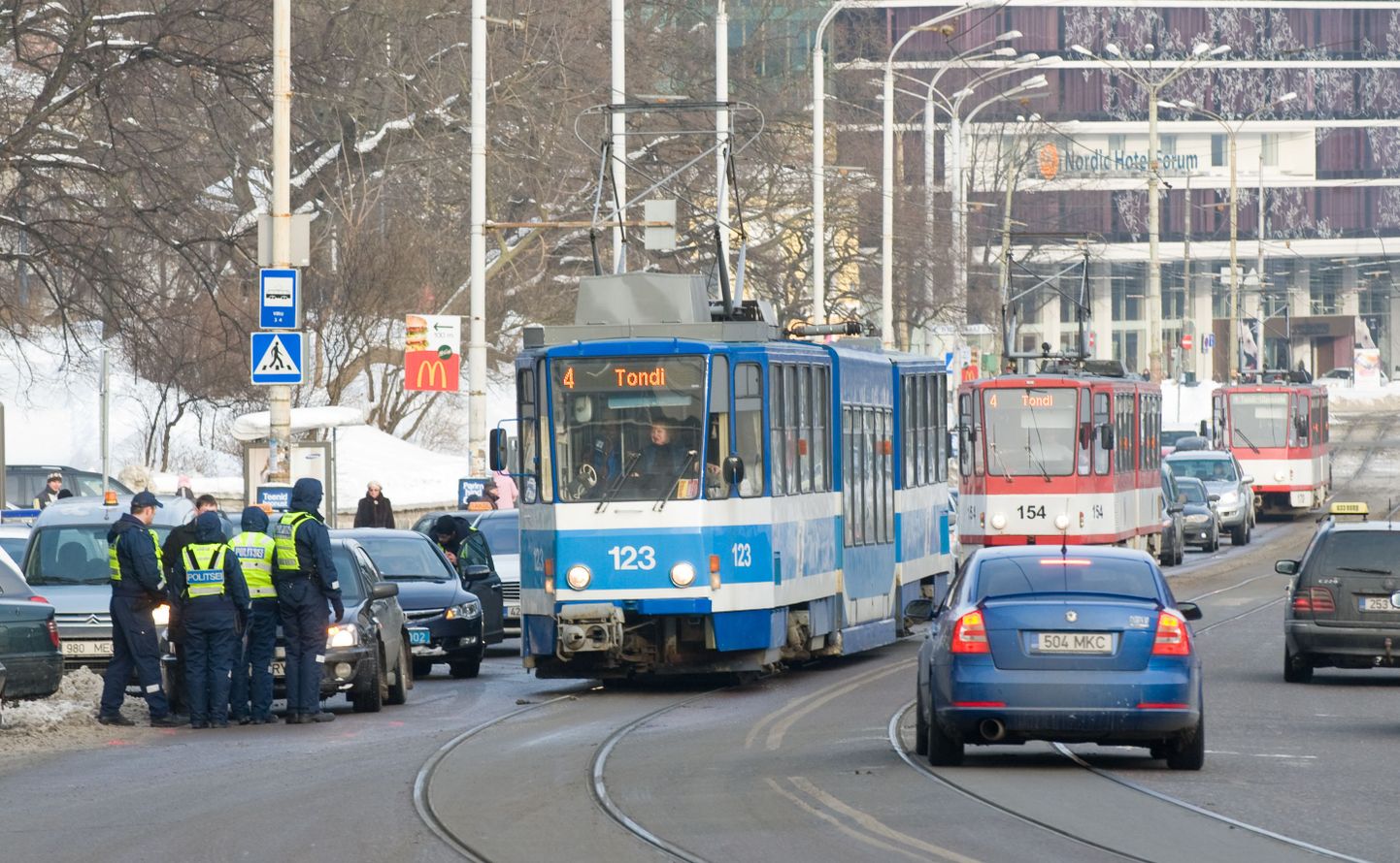 Liiklusõnnetus Tallinnas Pärnu maanteel Viru trammipeatuse juures põhjustas ummiku.