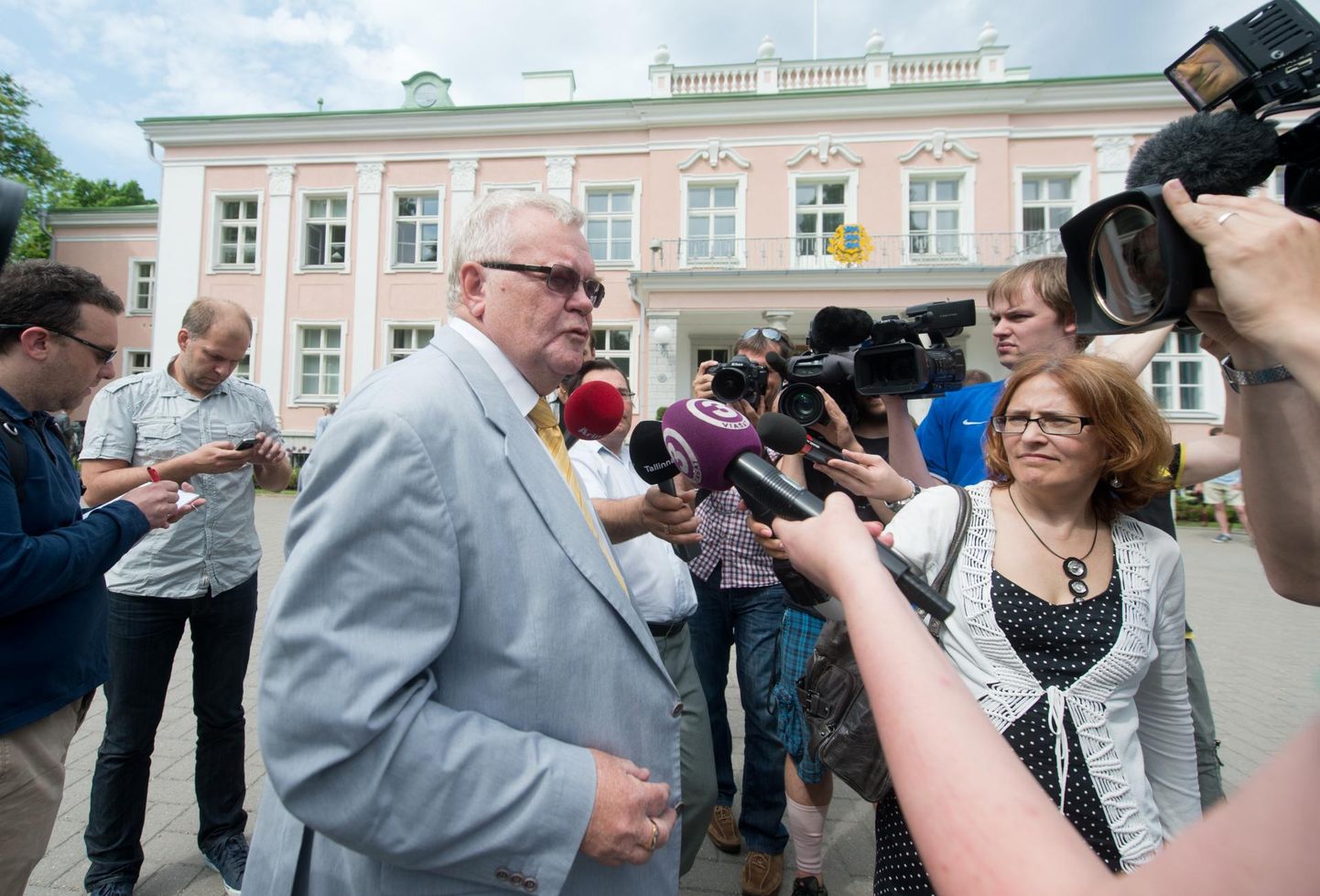7. juunil 2013 kutsus toonane president Toomas Hendrik Ilves parlamendierakondade esimehed Kadriorgu, et arutada sisepoliitilist olukorda. Loomulikult sattus ajakirjanike piiramisrõngasse ka Edgar Savisaar.