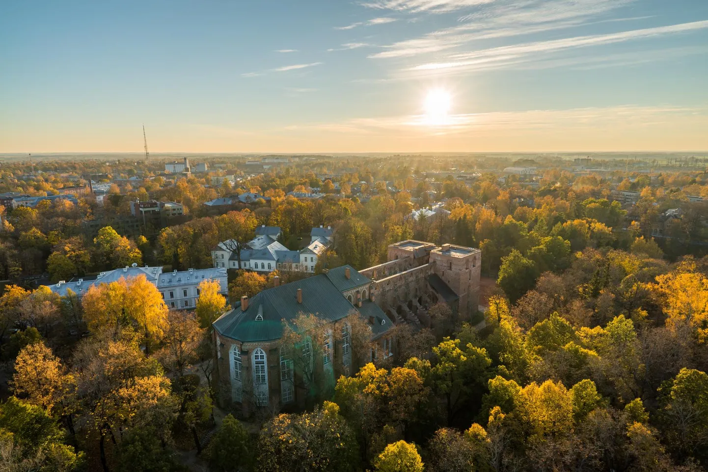 Tartu toomkirik oli keskajal suurim kirik Eestis, praegu tegutseb seal Tartu Ülikooli muuseum.