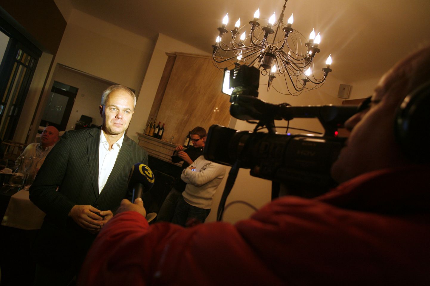 Toomas Kivimägi pärast valimistulemuste selgumist intervjuud andmas.