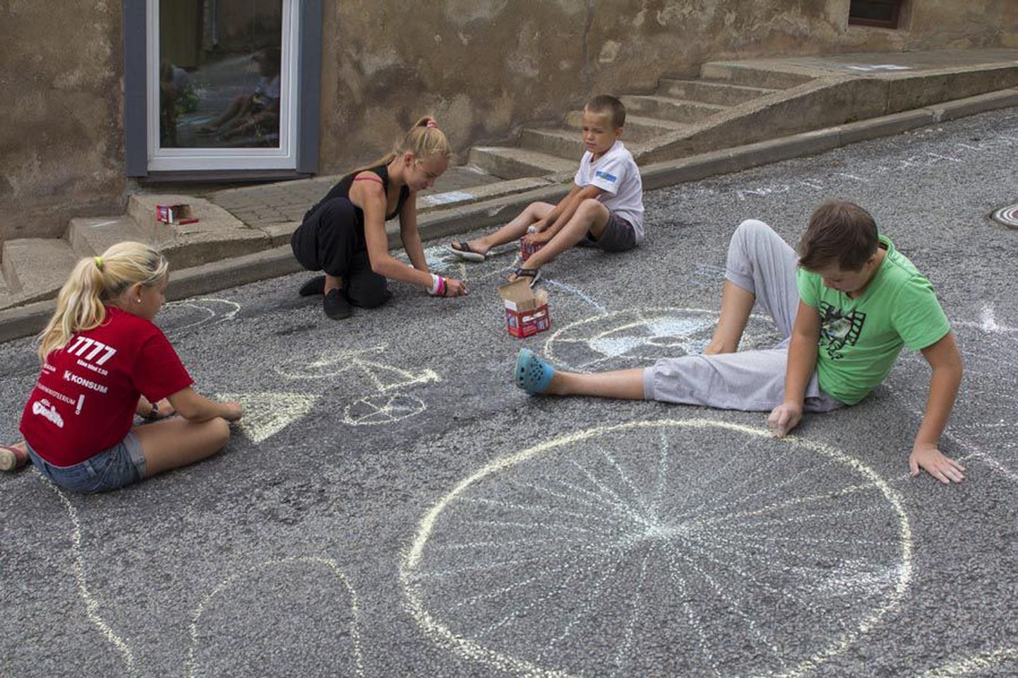 Möödunud laupäeval muutus Kõrgemäe tänav joonistustandriks. Lapsed joonistasid pilte jalgratastest ja kirjutasid ergutushüüdeid.