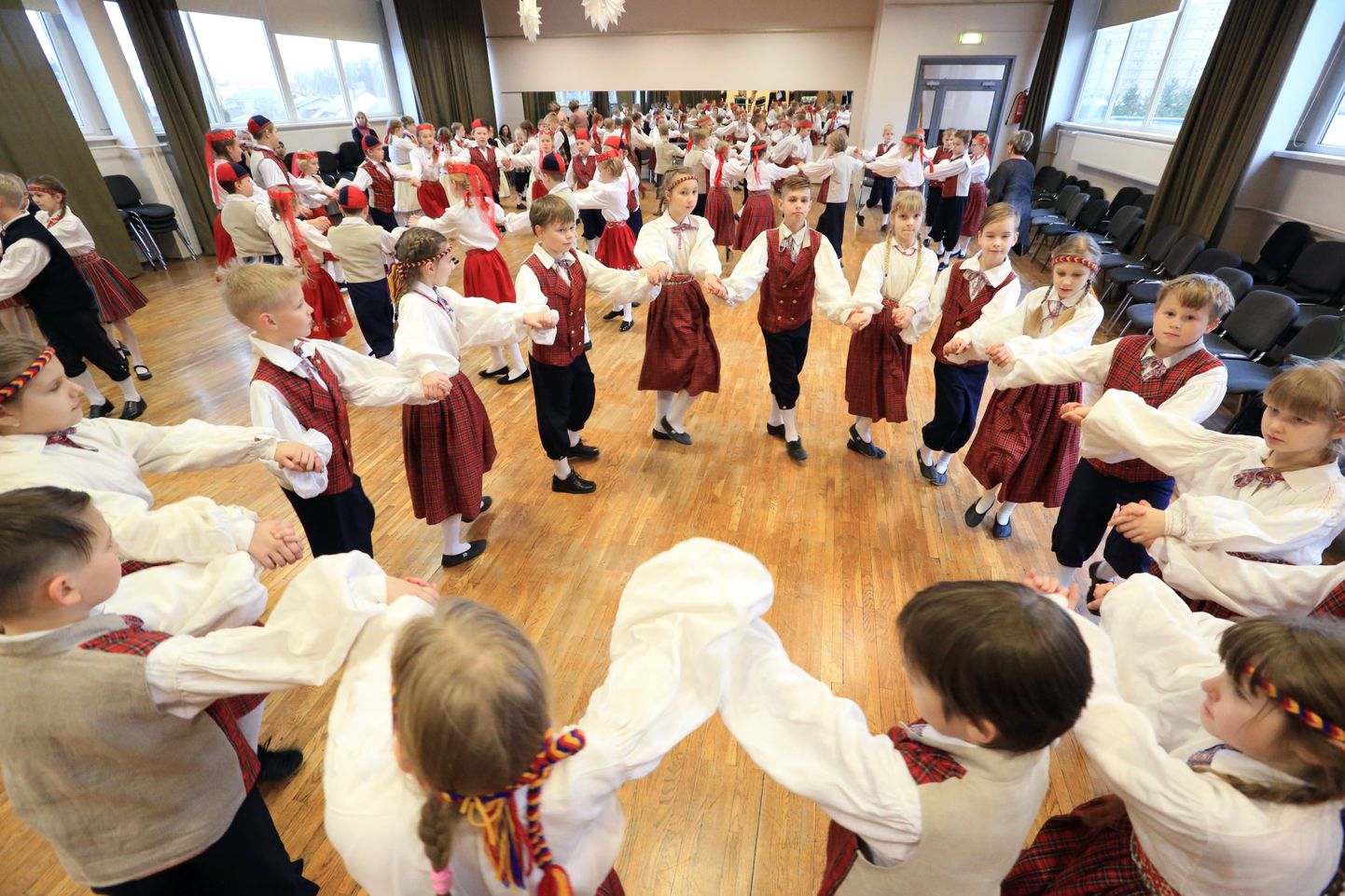 Laste ja noorte tantsu- ja laulupeo tantsupeo eelproov Tartu Hansa koolis.
Pildil 3. ja 4. klasside õpilased.