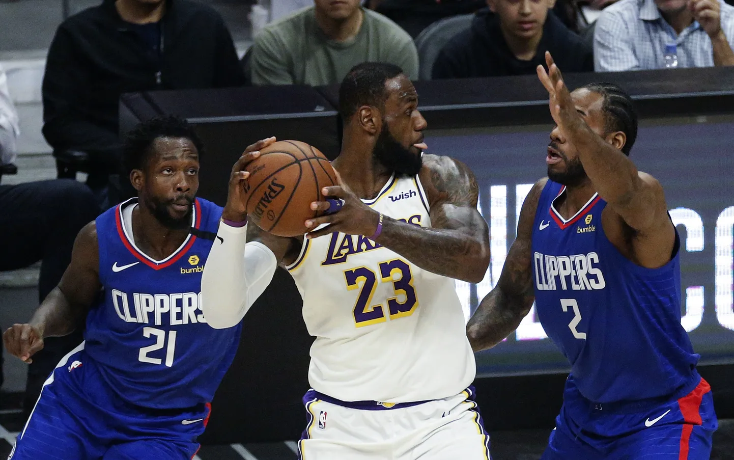 Patrick Beverley vasakul LeBron Jamesi takistamas.