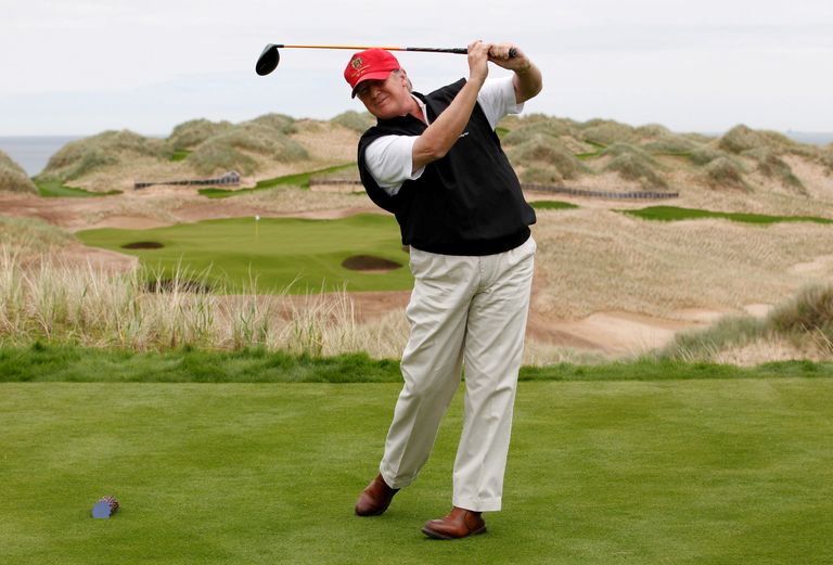 Donald Trumpile kuulub Šotimaal Aberdeeni lähedal asuv golfiklubi Trump International Golf Links. Trump seal mängimas