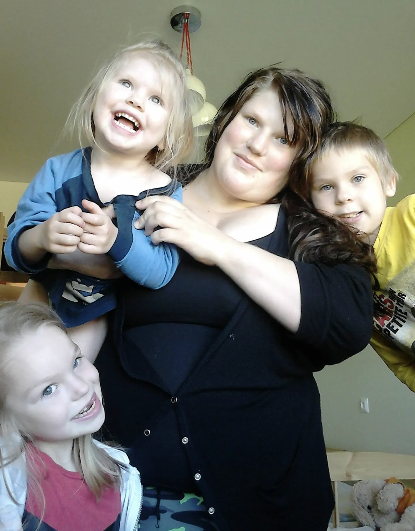 Varalahkunud Liana oma väikeste lastega