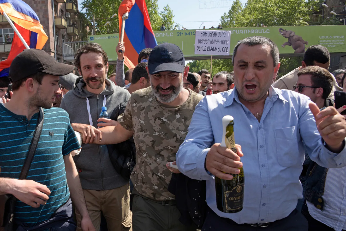 Nikol Pašinjan (keskel) tänaval rahva seas tähistamas.