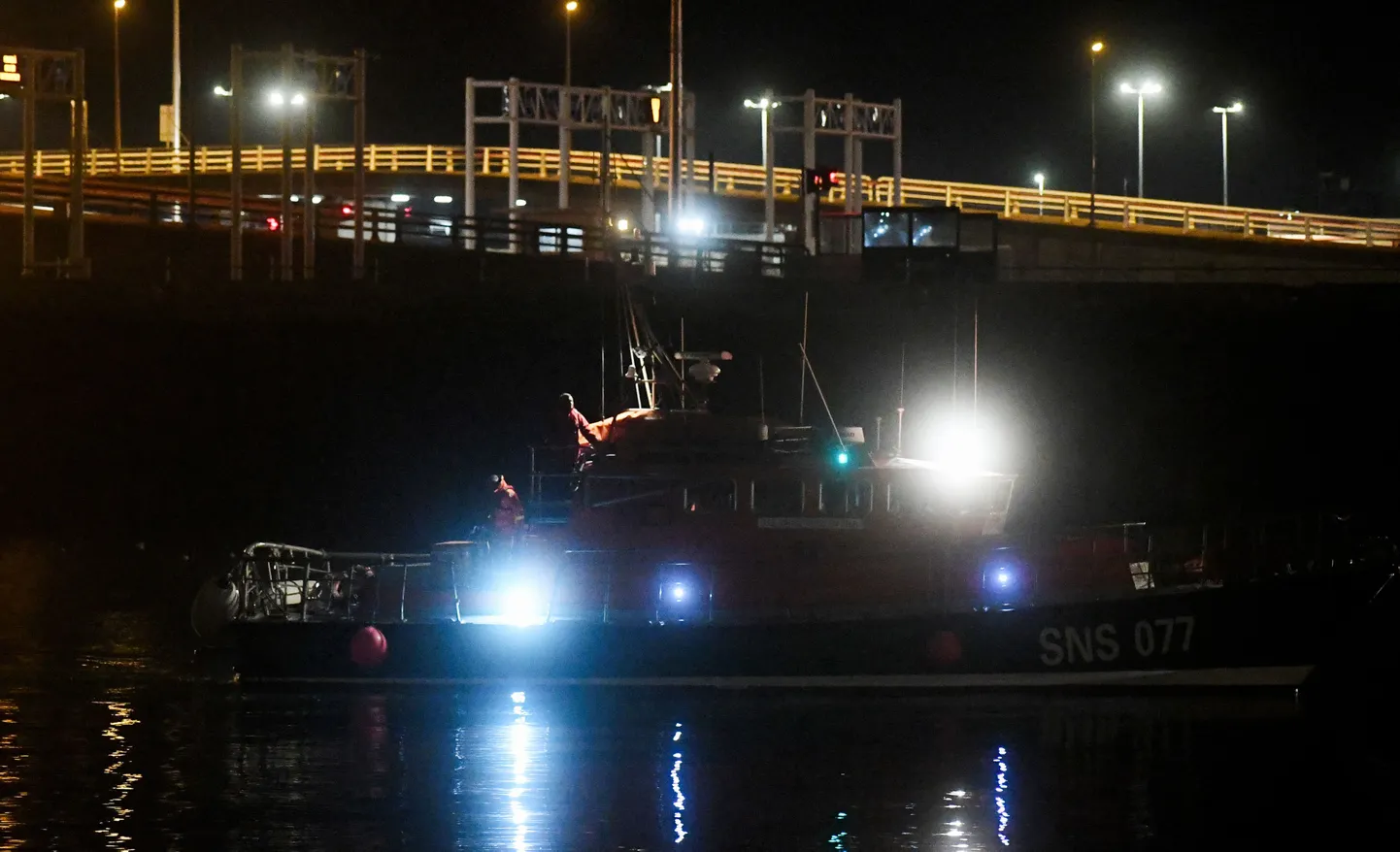 Prantsuse merepäästealus toob La Manche'i väinas paadiõnnetuses hukkunud migrantide surnukehad Calais' sadamasse.
