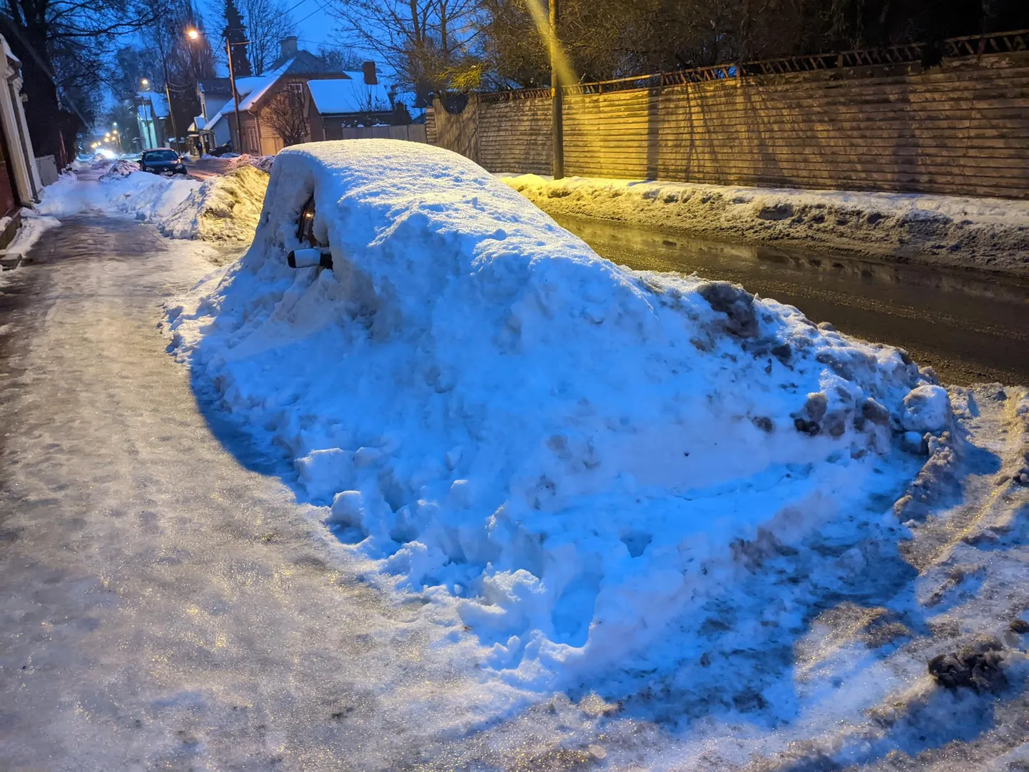 Vaba tänaval oli üks auto eile hommikul ümbrusega väga hästi kokku sulanud.