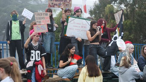 Prantsuse õpilasprotest muutus õuduseks: vastuoluline info teismelise käe purustanud granaadiplahvatuse kohta