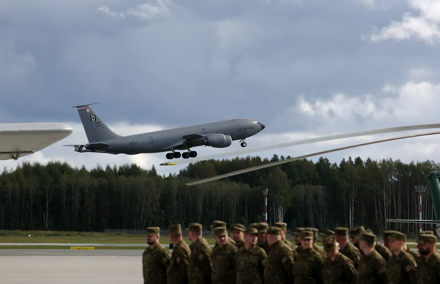 Sabiedroto gaisa kuģu pārlidojumi Nacionālo bruņoto spēku Aviācijas bāzē, kur notiek militārā lidlauka "Lielvārde" Instrumentālo lidojumu noteikumu operacionālās spējas atklāšanas ceremonija.